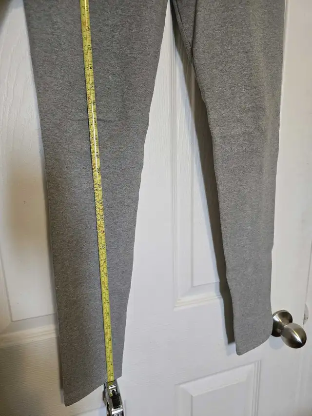 Grey leggings in Women's - Bottoms in City of Toronto - Image 4