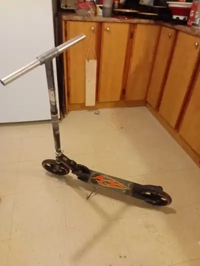 Cette trottinette OVO est une option robuste et pratique pour vos déplacements urbains ou pour le pl...