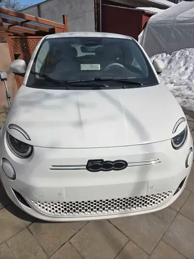 Fiat 500e trim LaPrima (cuir, système de son, sécurité améliorée, etc) ce n,est pas le RED que est a...