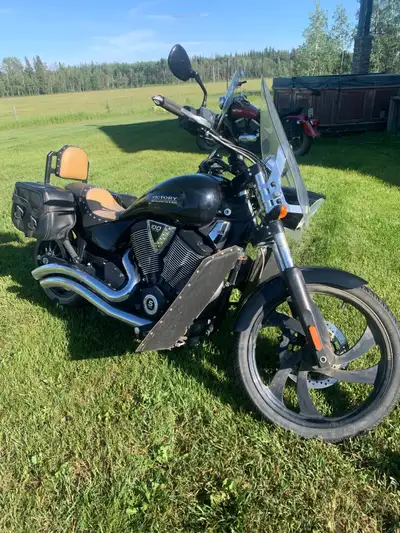 2008 Victory, Vegas 8-ball 1700. It has 48215 km. Has a great sound to it with these pipes. Tail lig...