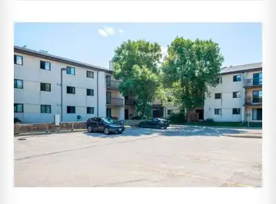 Shared room available for one girl (non-smoker and vegetarian only) at Chancellor location from Dece...