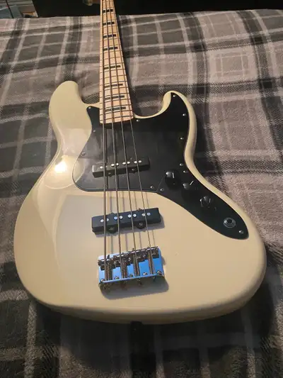 Squier affinity jazz bass for trade Plays good with no problems just looking to see what’s out there...