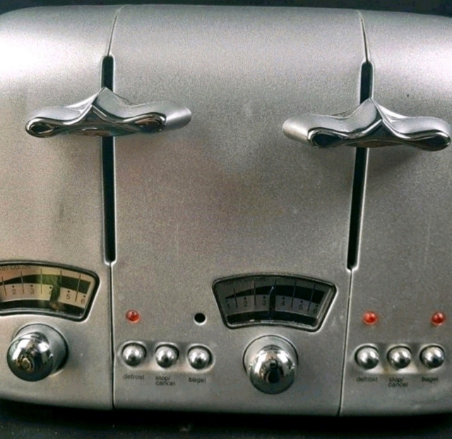 Delonghi 4 slot Brushed Stainless steel toaster in Toasters & Toaster Ovens in St. Catharines - Image 3