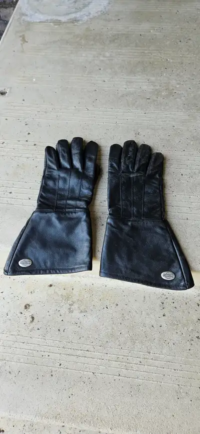 Harley Davidson leather gauntlet motorcycle gloves. Size Large Excellent condition, barely worn $50....