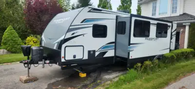 The 2021 Keystone Passport SL 282QB is a top-of-the-line travel trailer that offers the perfect comb...