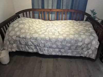 Matelas neuf couvre matelas neuf aussi ensemble de draps neuf aussi équivalent d'un lit simple avec...