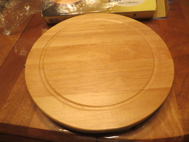 Casa Elite Cheese round wood plank and accessories. Never used. in Kitchen & Dining Wares in Trenton - Image 3