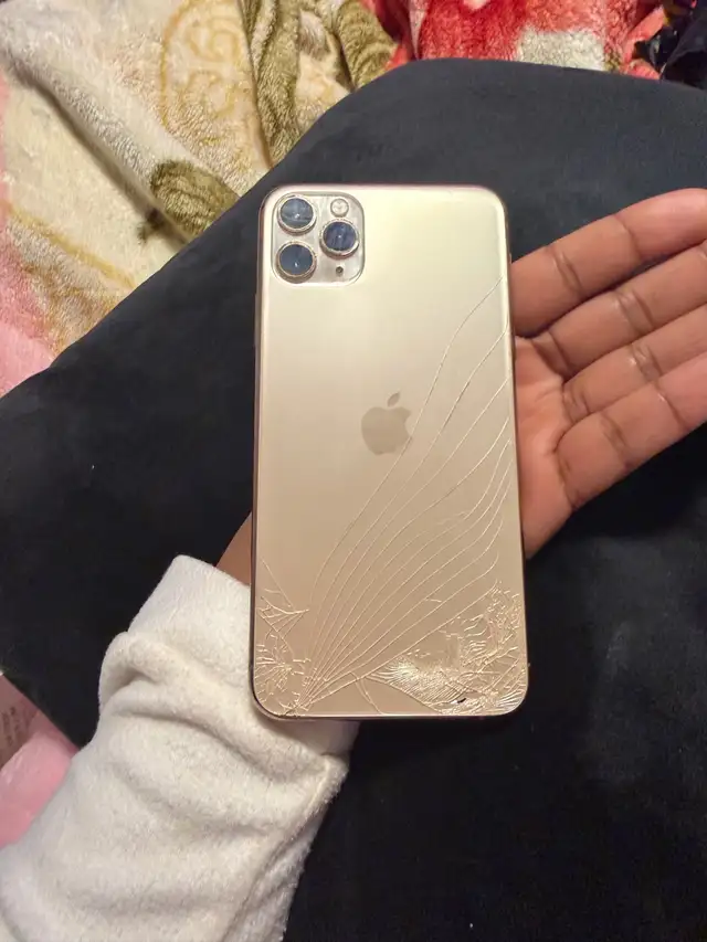 iPhone 11 Pro Max in Cell Phones in Windsor Region - Image 3