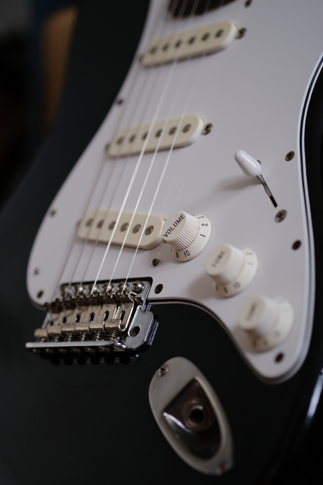 1993 Japan Squier Stratocaster in Guitars in City of Toronto - Image 6