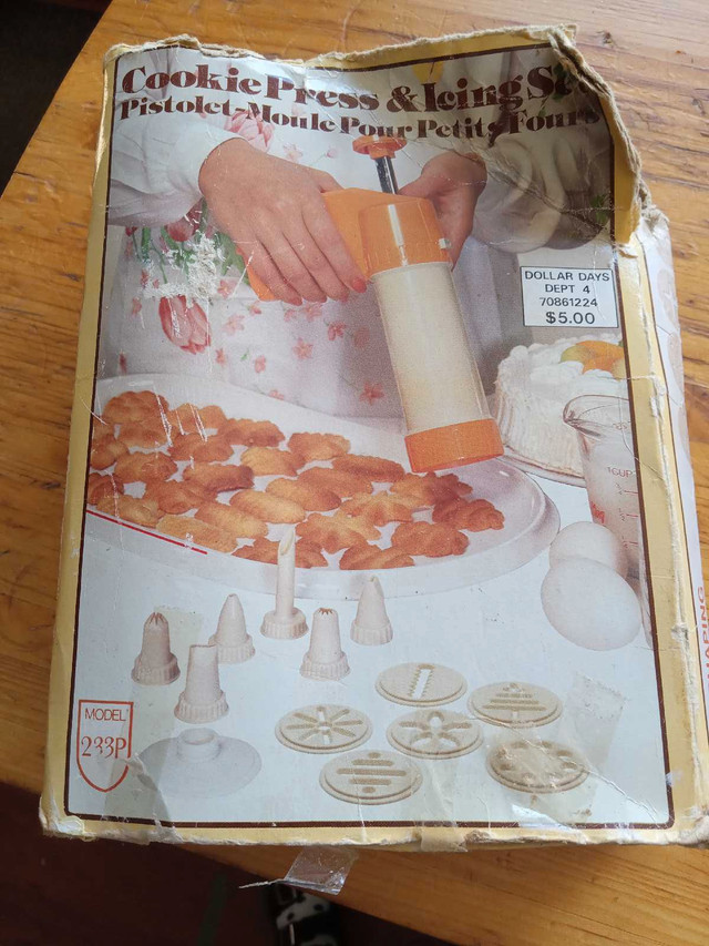 Vintage cookie press with all attachments  in Kitchen & Dining Wares in Summerside - Image 4