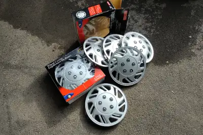 4X 15" wheel covers. 4 matching, 1 looks new, 3 used with some cracks. 4X 14" wheel covers. 3 matchi...