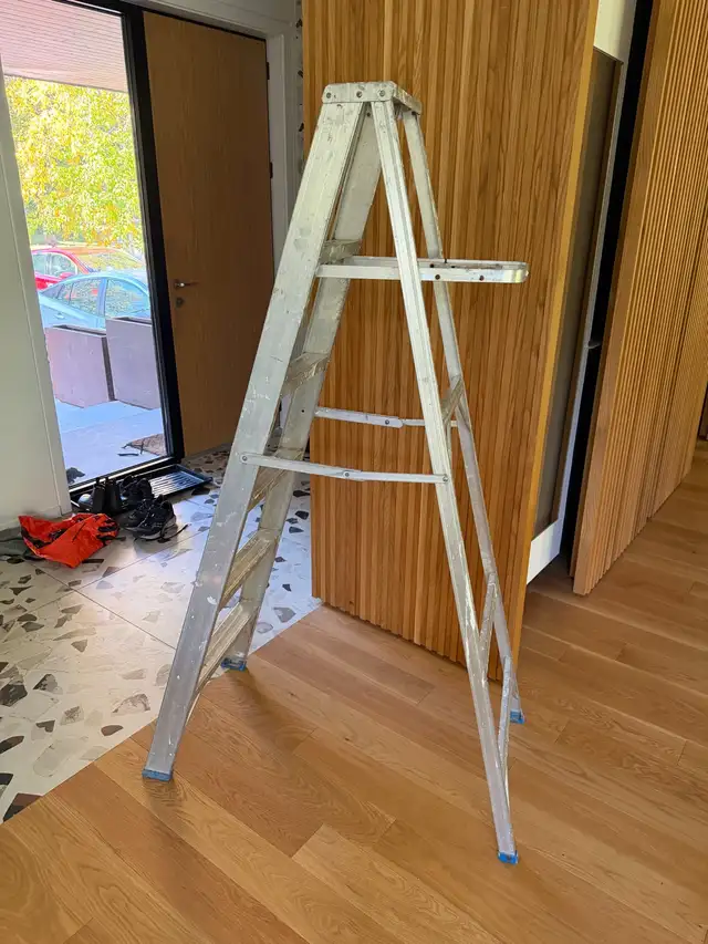 Step Ladder - 6ft Reynolds aluminum in Ladders & Scaffolding in Oakville / Halton Region - Image 2
