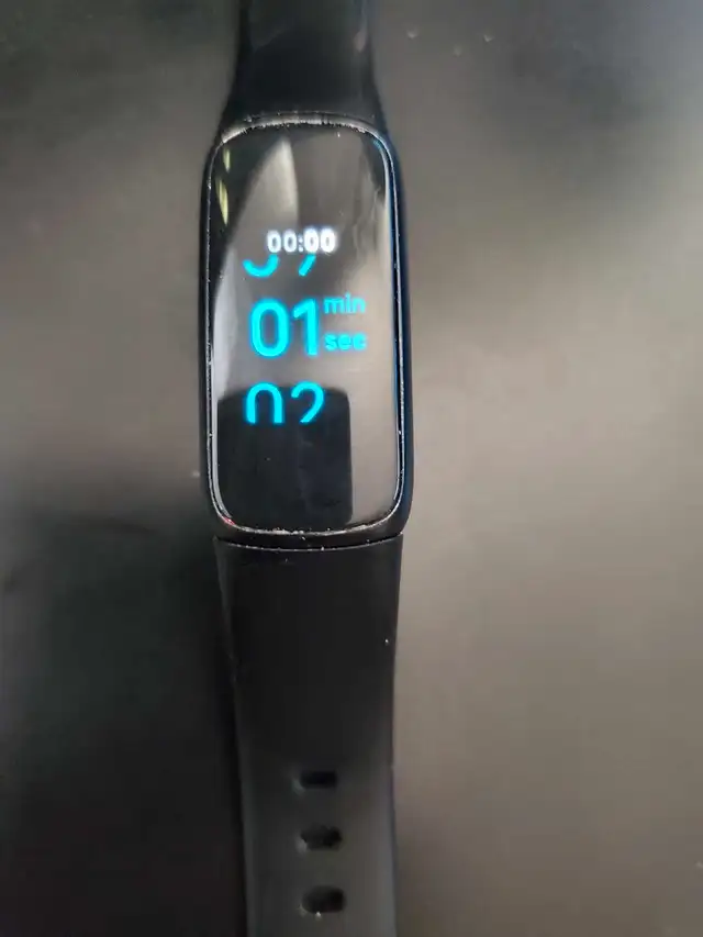 Fitbit Luxe fitness tracker in Exercise Equipment in Kitchener / Waterloo - Image 3