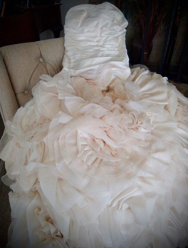 McCaffrey Haute Couture Designer Wedding Dress, Size 6 in Wedding in Gatineau - Image 2