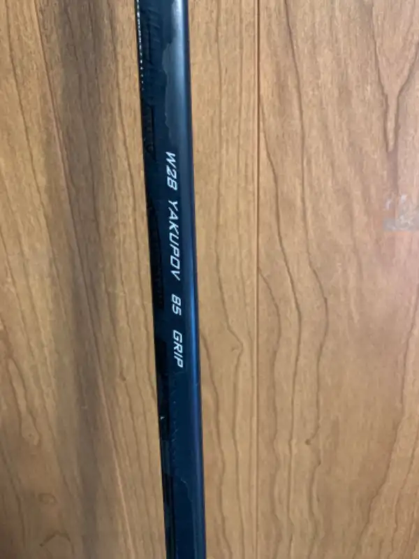 USED LEFT HAND SENIOR WARRIOR COVERT QR1 - GRIP - 85 FLEX Stick in Hockey in Kitchener / Waterloo - Image 5