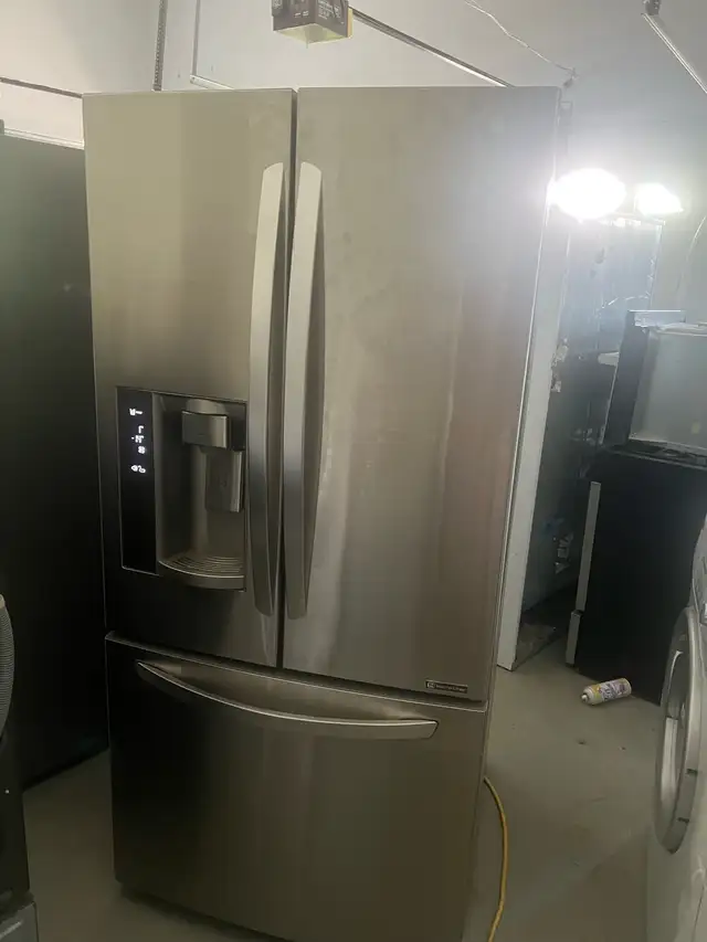 LG 33 inch w fridge bottom freezer water ice dispenser  in Refrigerators in Oakville / Halton Region - Image 2