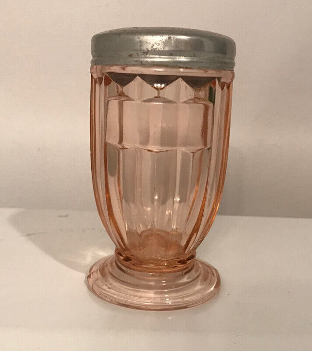 JEANNETTE GLASS - salière (shaker)  JENNYWARE rose - dépression dans Art et objets de collection  à Lévis