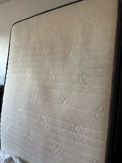 Base de lit et Matelas Queen  et Tv 40pouces, View more