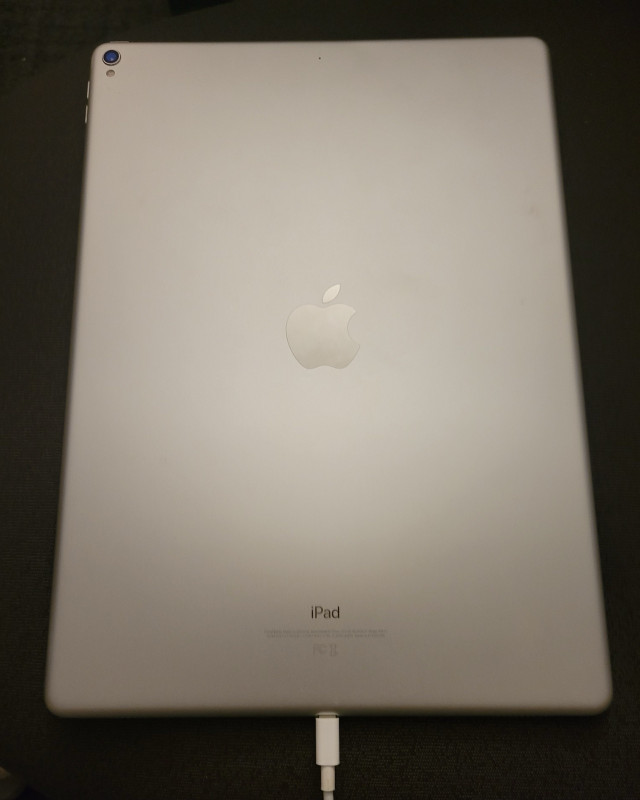 Ipad pro 12.9 in 2nd gen with apple pencil and folio case in iPads & Tablets in London - Image 3