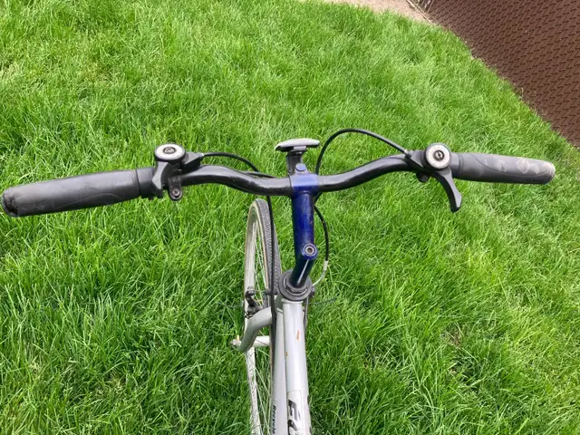 velo de route besoin d’amour in Road in City of Montréal - Image 4