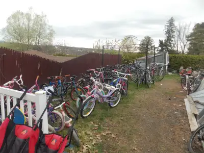 plusieurs vélos de toute grandeur a peu pret 50 vélos a partir de 15$ a 75$ je suis de lac-mégantic