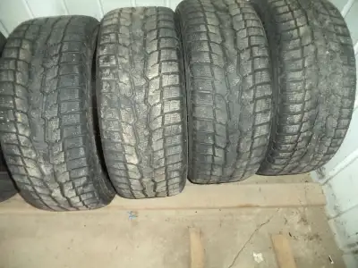 4 Pneus d'HIVER TOYO OBSERVE GSI-6 HP 205/55R16 usure 7/32 usure égale neuf 11/32 sérieux seulement