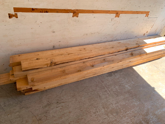 Planche. De bois 4. X. 4.  Cedre dans Autre  à Granby - Image 2