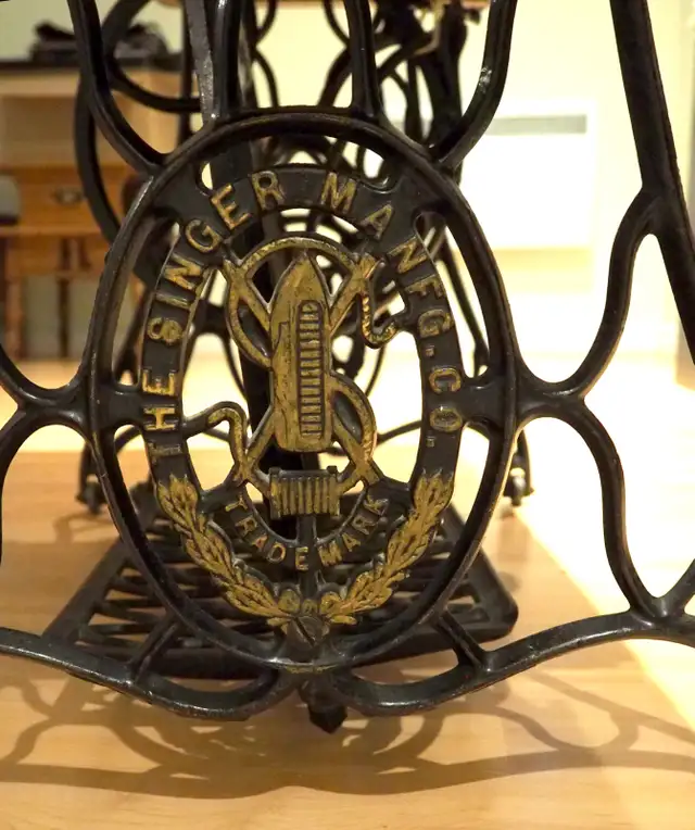 Meuble de machine à coudre Singer (antiquité) in Other in Longueuil / South Shore - Image 6