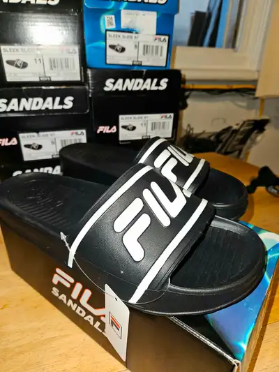 NEUF SANDALES FILA POUR HOMME (AUTHENTIQUE) $25 PAS DE LIVRAISON. POINTURE DISPONIBLE (9)(10)(11) VO...