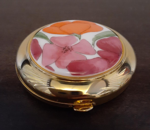 Vintage ESTEE LAUDER 2001 Fresh Flowers Lucidity Powder Compact in Arts & Collectibles in Markham / York Region - Image 2