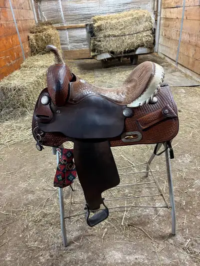 15” Billy cook barrel saddle in great shape. 7” Gullet Comes with latigo (different then one picture...