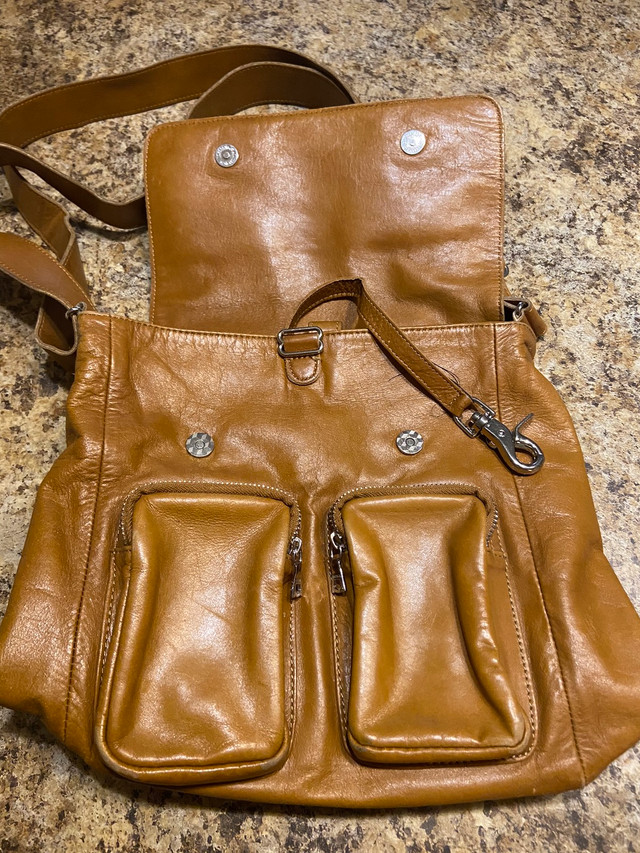 RUDSAK Collection - sac à main en cuir dans Femmes - Sacs et portefeuilles  à Ville de Montréal