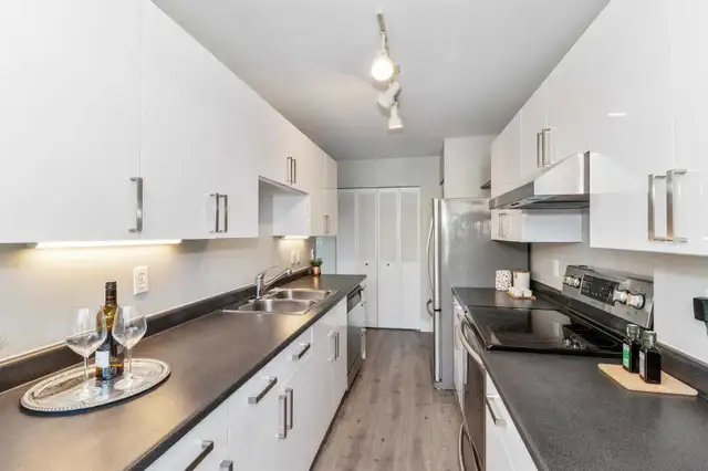 Large 2 bdrm 2 bath unfurnished near Stanley Park in Long Term Rentals in Downtown-West End - Image 5