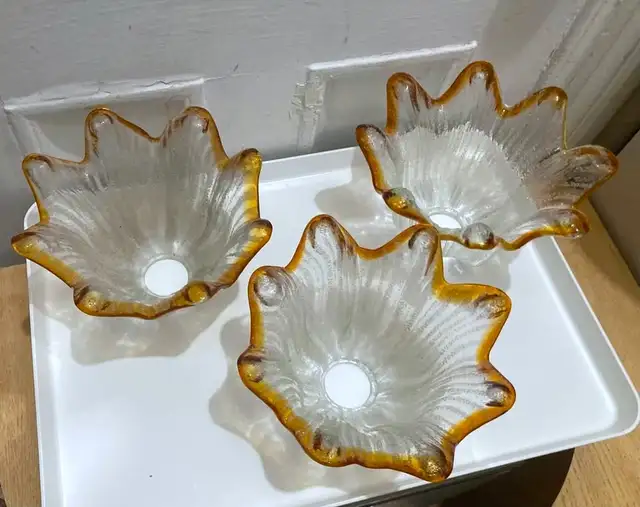 1960/70 Italian Murano Handblown Glass Scallop Tulip Light Shade in Indoor Lighting & Fans in City of Montréal - Image 3