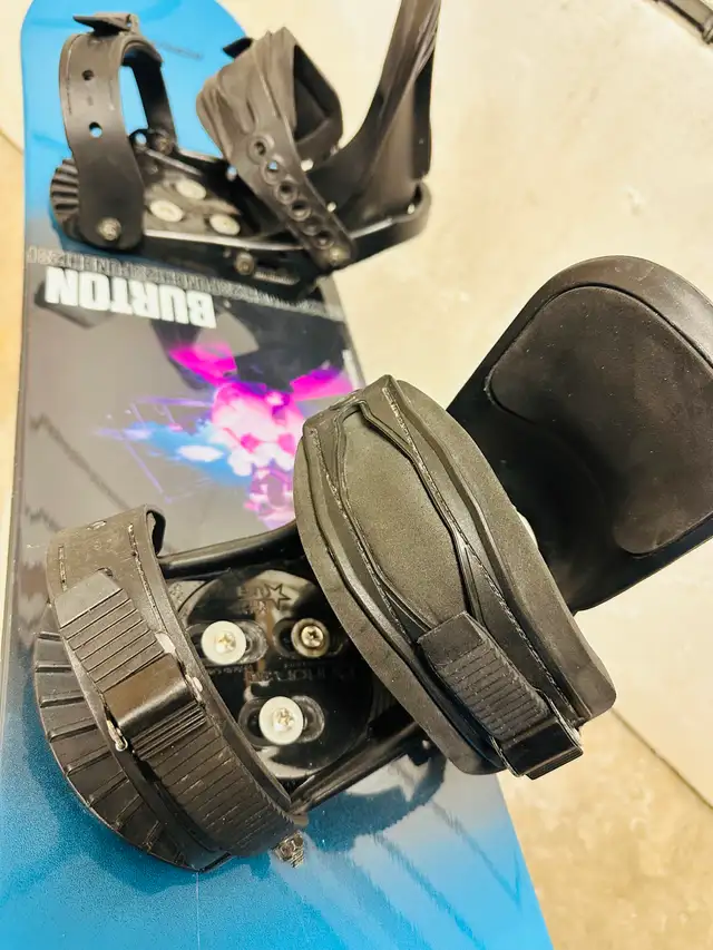 Burton snowboard 128 cm with Burton small/medium bindings in Snowboard in Markham / York Region - Image 6