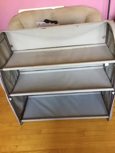Très grande étagère en tissu lavable et facile à monter de couleur beige.ideal pour un Wali-in Utile...
