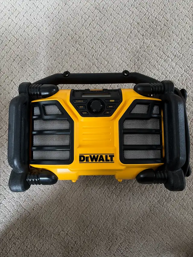 Dewalt Cordless/Corded radio in General Electronics in Kitchener / Waterloo - Image 3