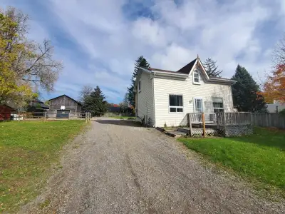 This newly renovated property is situated in the perfect location close to all amenities in the Cale...