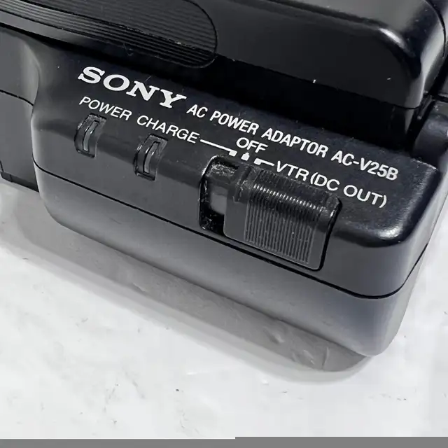 Sony battery charger ac-v25b with np-55 battery  in Cameras & Camcorders in Winnipeg - Image 4