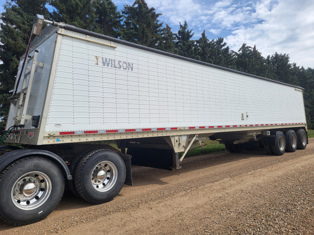 2014 Wilson Commander 46ft 2 Hopper Grain Trailer in Farming Equipment in Red Deer - Image 4