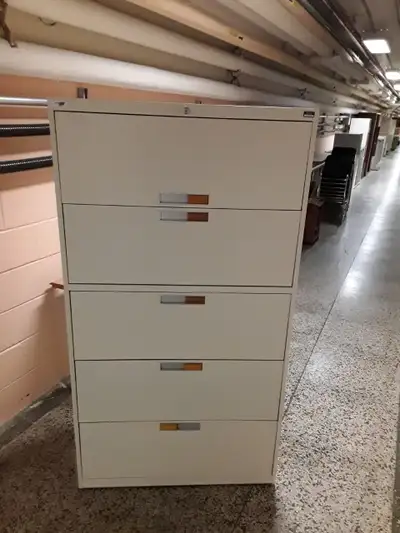 Meubles (comptoire et armoire) a vendre, View more