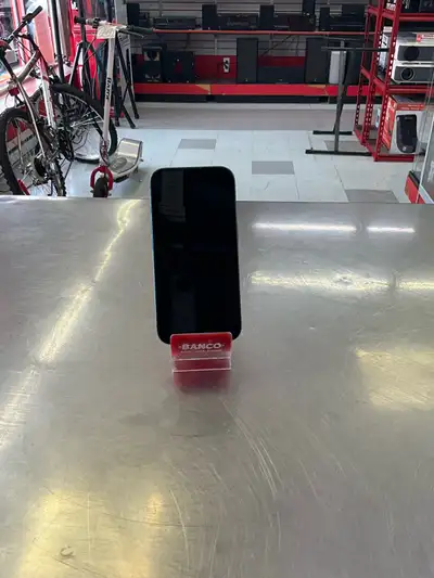 Nous vendons un iPhone 16 de couleur bleu Le model est le MYDV3VC/A La vitre est pas une original Il...
