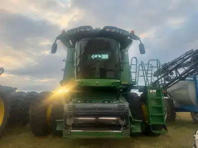 2013 S680 John Deere Combine 2900 engine hours 2100 machine hours Serviced regularly and records ava...