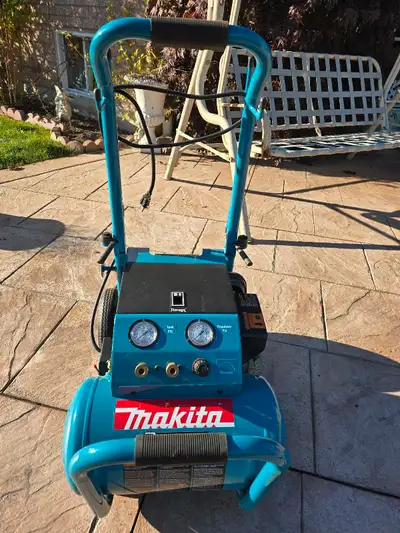 Oil lubricated air compressor model number MAC5200 5.2 gallon 140 PSI