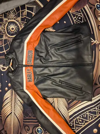 Stay protected and stylish in this high-quality Harley-Davidson Trenton leather jacket, size Large,...