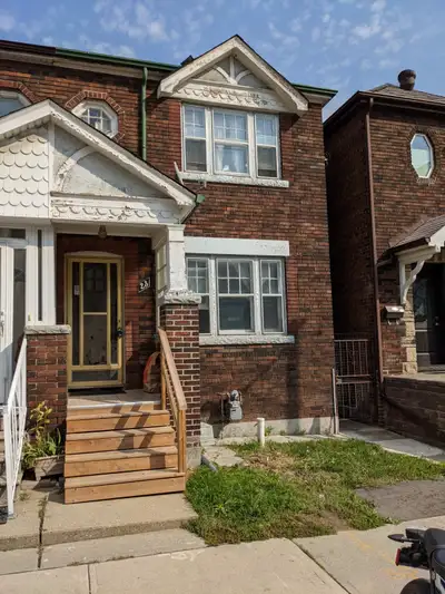 Bright 2nd-floor unfurnished bedroom in a clean, quiet home just north of Queen & Bathurst. Walk to...