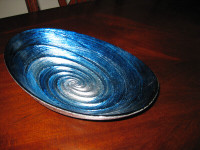Plat décoratif en céramique bleu et argent