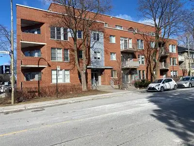 Grand condo 3 ½ à louer à côté du Metro côté des neiges.