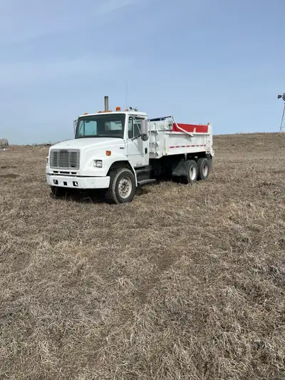 Cat motor 3126A. 350HP .Transmission Automatic. 46 Rear. Diff look. Webasto heater. CB radio. AC. Al...