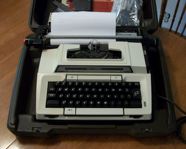 Smith Corona electric typewriter, with original case, cartridges in General Electronics in Owen Sound - Image 2